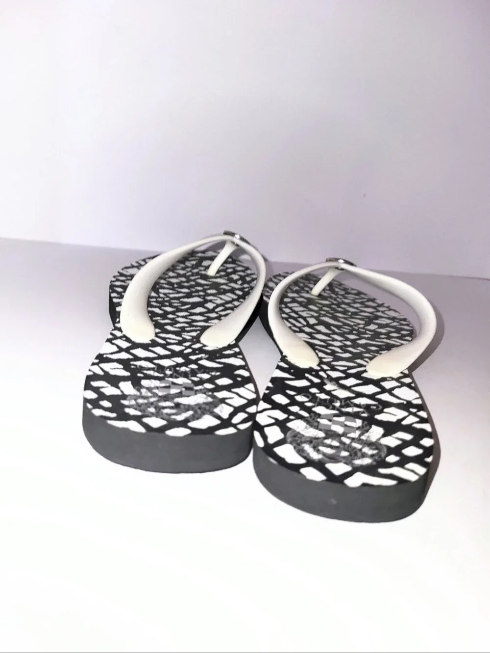 NWOT Vince Camuto Black & White Abstract Flip Flop Thong Sandal Large 8.5-9
